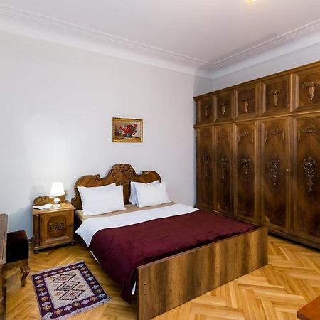 Apartment Gallery Rustaveli 1 Tbilisi Buitenkant foto