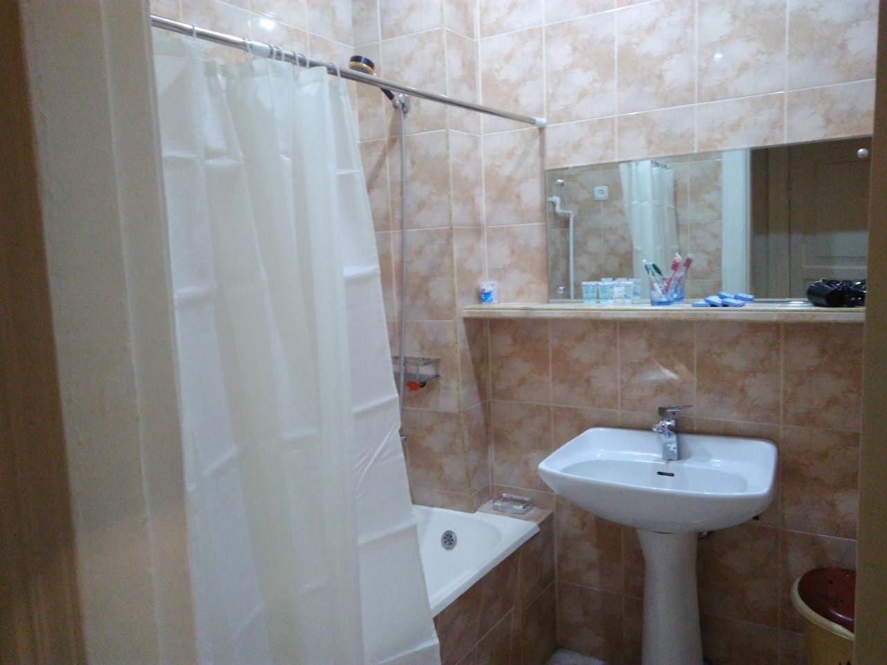 Apartment Gallery Rustaveli 1 Tbilisi Buitenkant foto