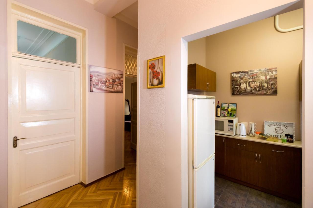 Apartment Gallery Rustaveli 1 Tbilisi Buitenkant foto