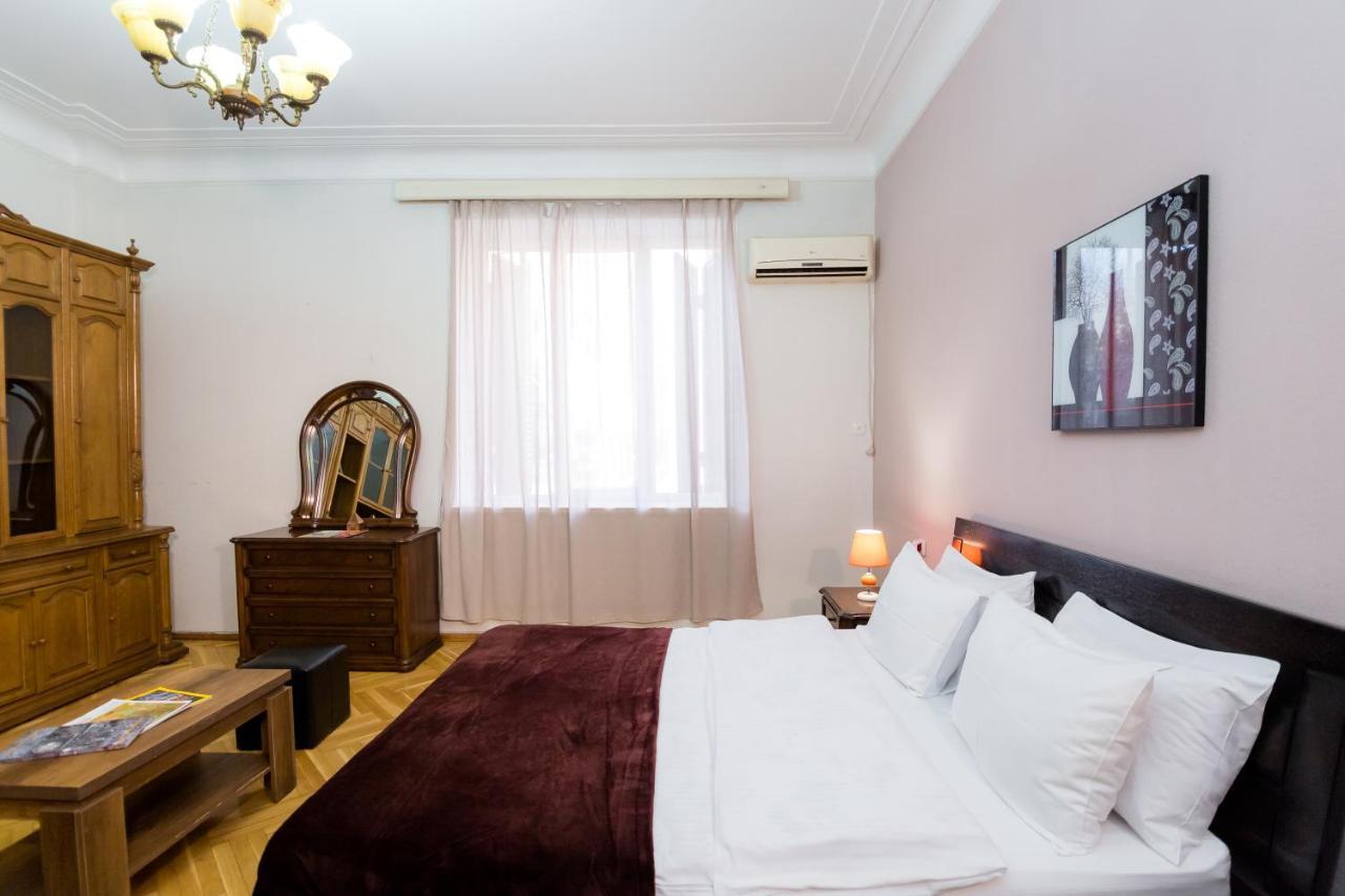Apartment Gallery Rustaveli 1 Tbilisi Buitenkant foto