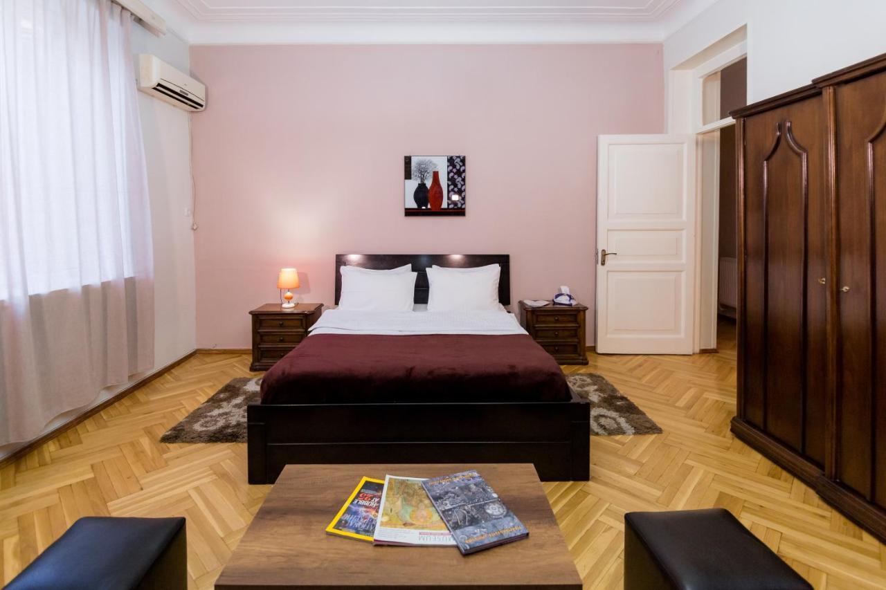 Apartment Gallery Rustaveli 1 Tbilisi Buitenkant foto
