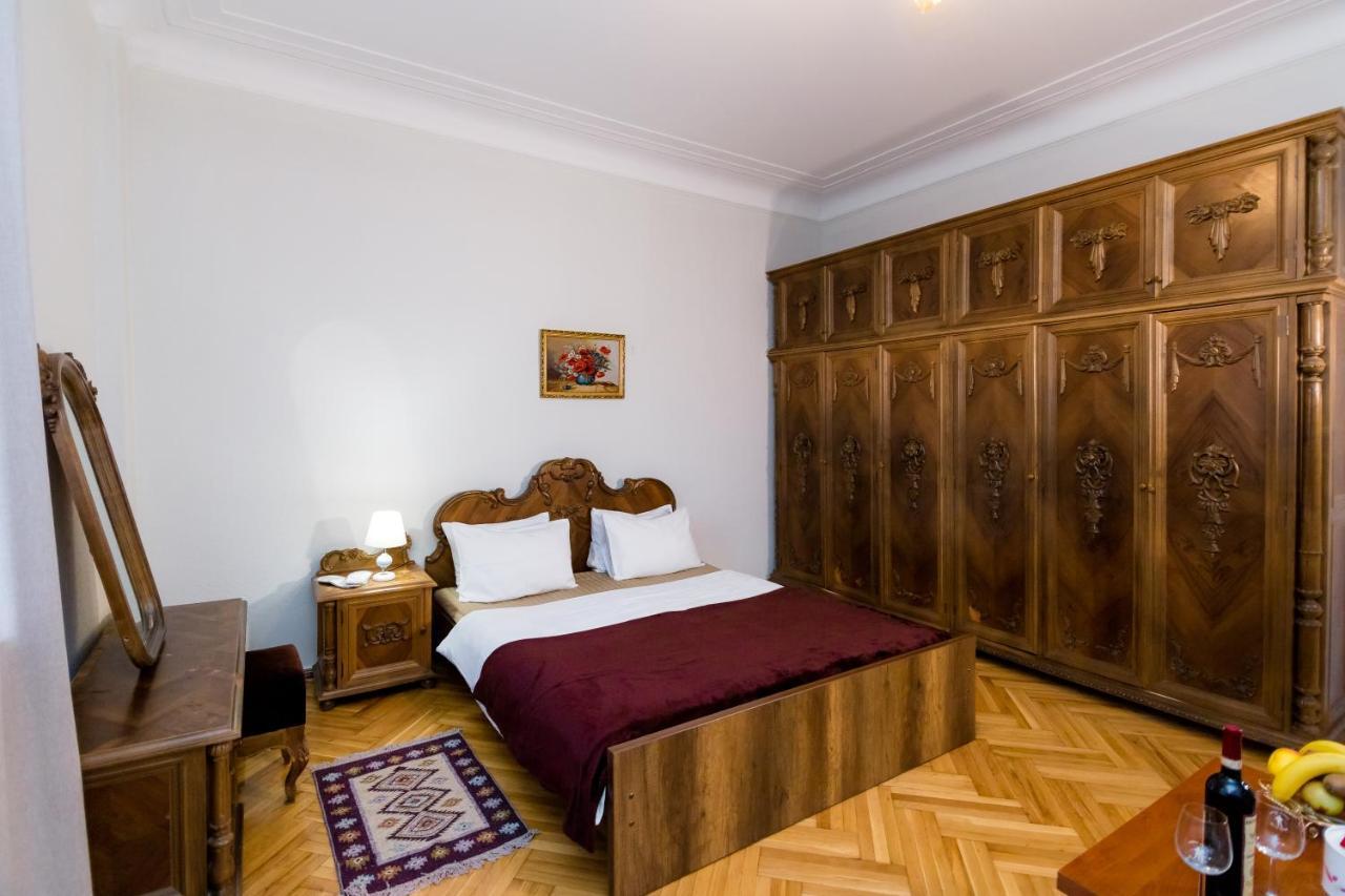 Apartment Gallery Rustaveli 1 Tbilisi Buitenkant foto