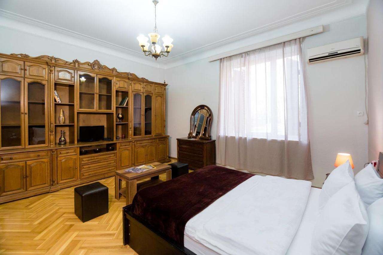 Apartment Gallery Rustaveli 1 Tbilisi Buitenkant foto