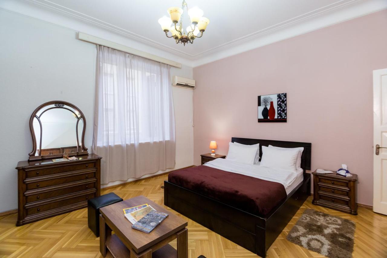 Apartment Gallery Rustaveli 1 Tbilisi Buitenkant foto