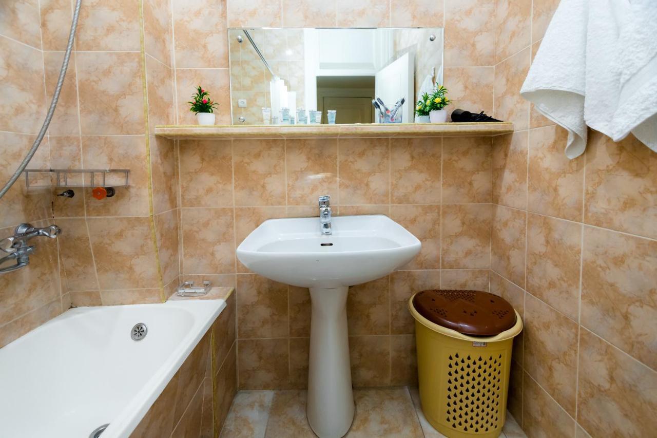 Apartment Gallery Rustaveli 1 Tbilisi Buitenkant foto