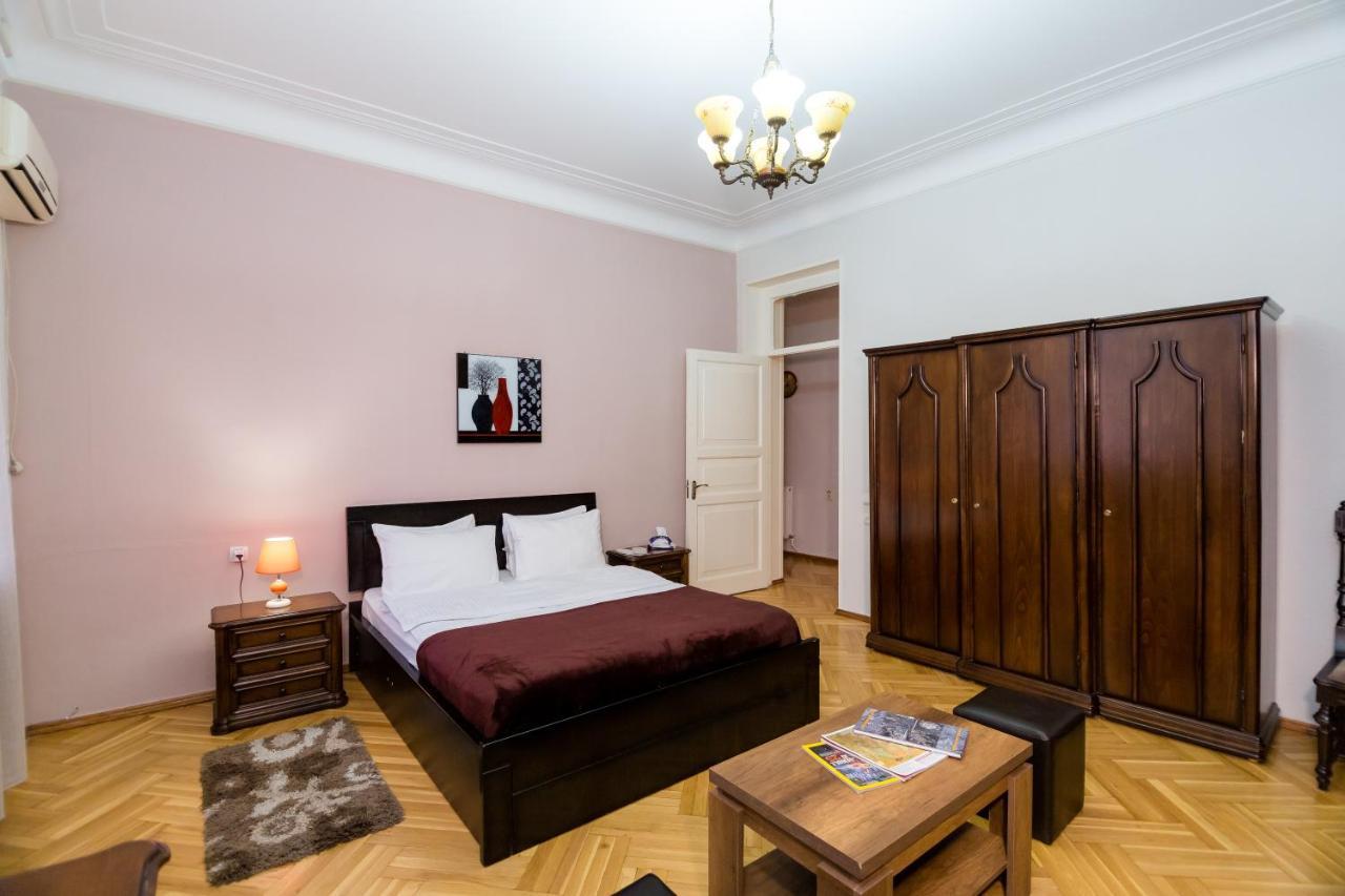 Apartment Gallery Rustaveli 1 Tbilisi Buitenkant foto